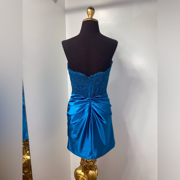 Strapless lace embellished corset fitted gown with keyhole - Picture 2 of 9